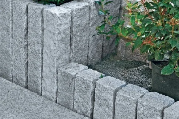 Granitblöcke als Gartenbegrenzung